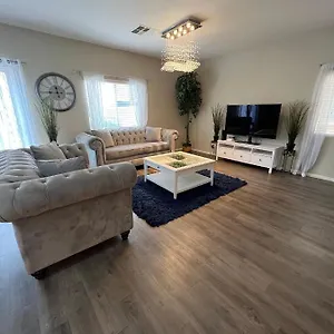 Spacious, Chic 3bd, Sleeps 8 Convenient To Everything Las Vegas
